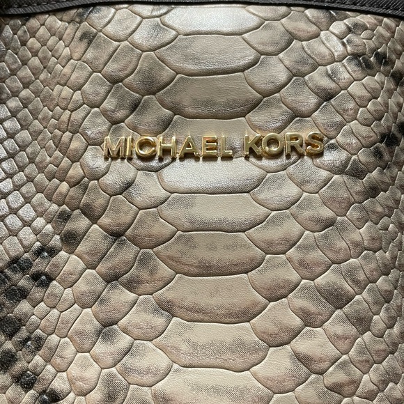 Michael Kors Snakeskin Stripe with MK Logo
Print Canvas Jet Set Travel Tote - Picture 4 of 9
